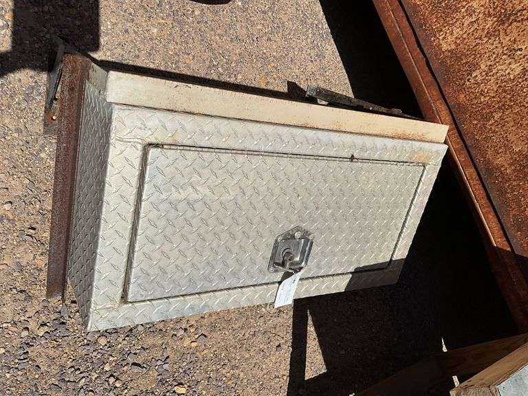 Aluminum truck toolbox, 17"x18"x36", with Brackets