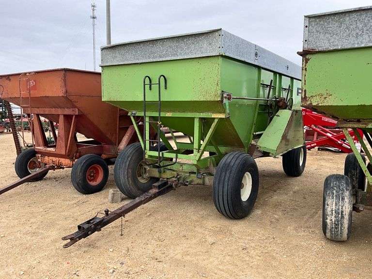 Parker 4000 gravity wagon and gear