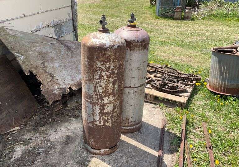 (2) bottle tanks