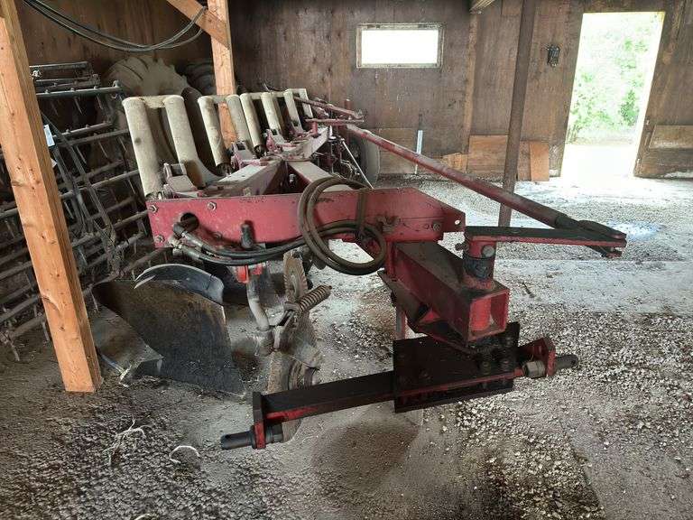 International 710 Automatic Plow, 5 x 18's, Coulters, In-Furrow