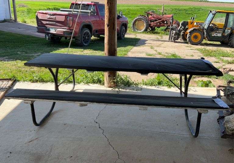 Picnic table