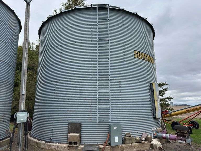 Superior Grain Bin complete with Unload Auger and Aeration Fan, 24' Wide, 1