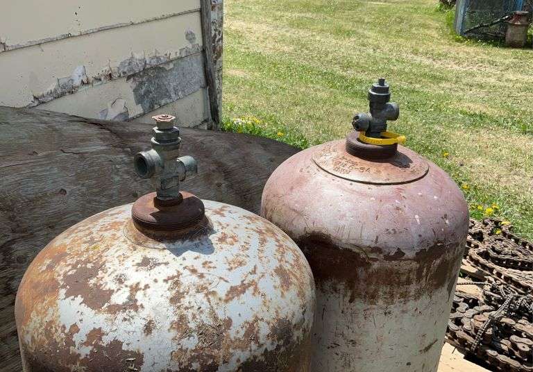 (2) bottle tanks