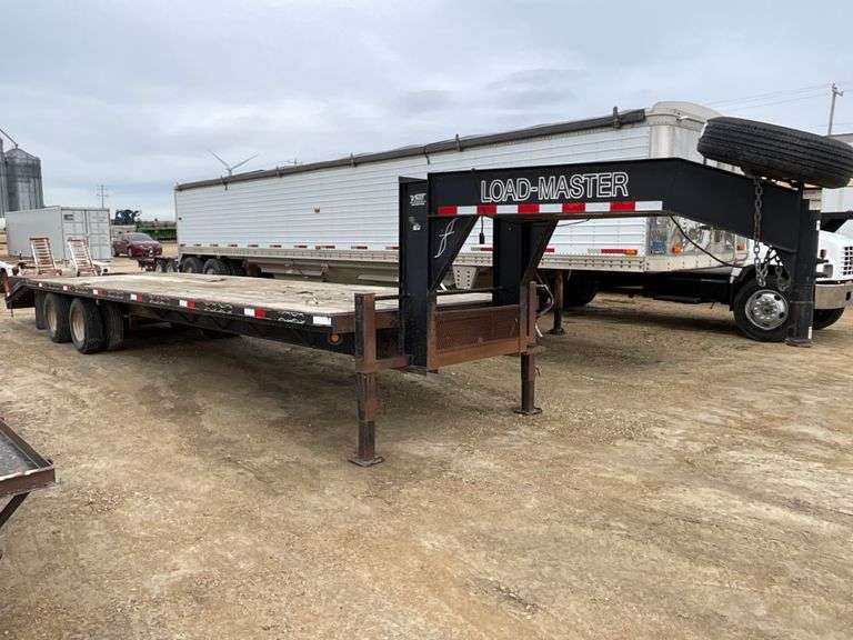 *** 2010 Loadmaster trailer, 32ft dual tandem axle