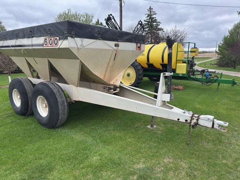 Willmar 600 Dry Fertilizer Spreader, Dual Spinners, Tandem Axle, 540PTO, Go