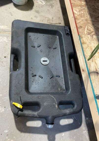 Oil drain pan on wheels