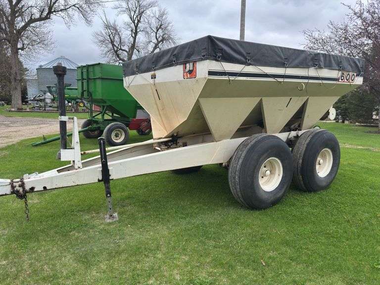 Willmar 600 Dry Fertilizer Spreader, Dual Spinners, Tandem Axle, 540PTO, Go