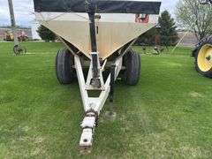 Willmar 600 Dry Fertilizer Spreader, Dual Spinners, Tandem Axle, 540PTO, Go