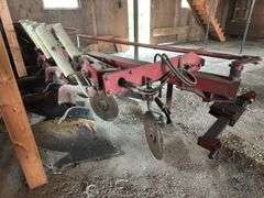 International 710 Automatic Plow, 5 x 18's, Coulters, In-Furrow