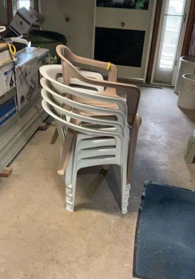 (5) stackable plastic chairs