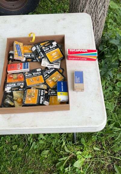 Flat of misc electrical supplies