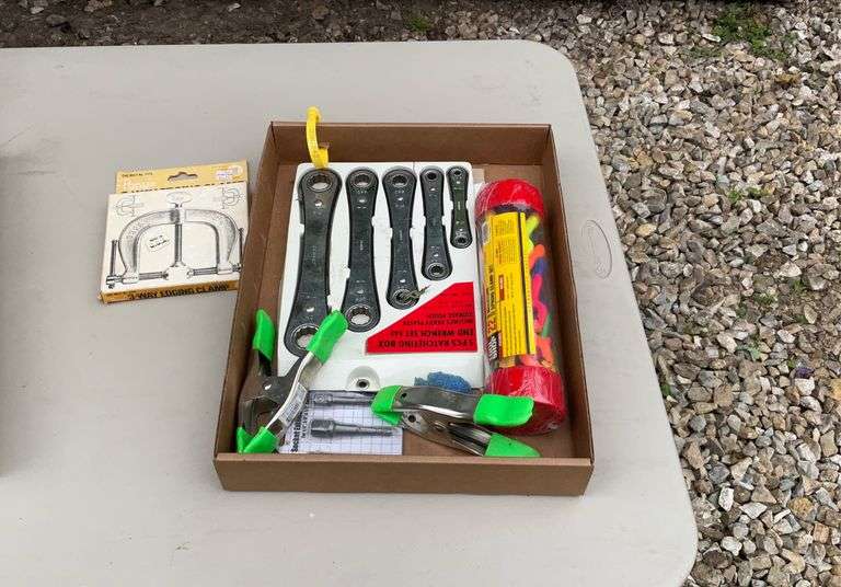 Flat of 5 pc ratcheting box end wrench set, 3 way edging clamp, 22 pc mini 