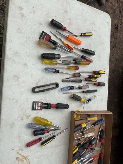 Flat of screw drivers