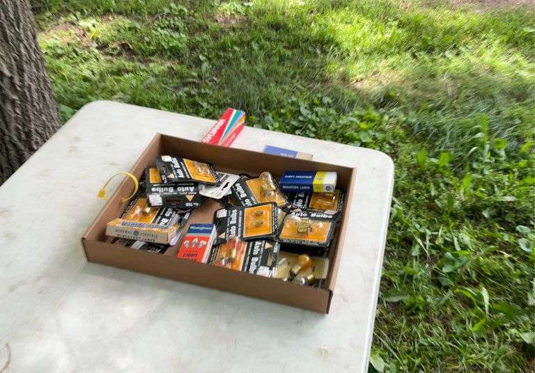 Flat of misc electrical supplies