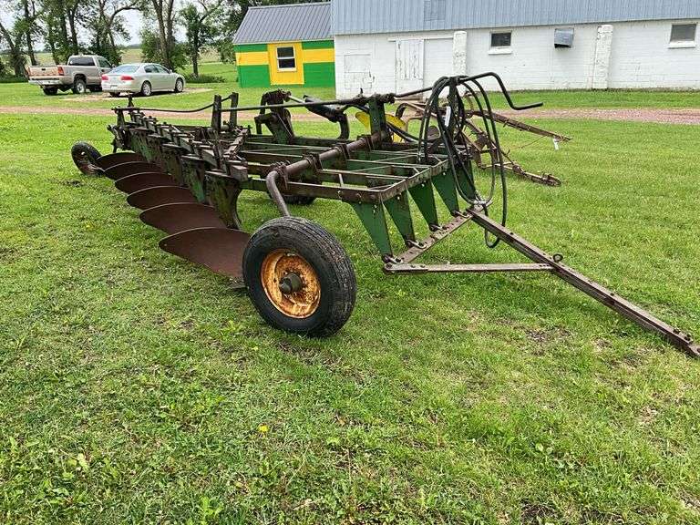 John Deere 6x14’s  Pull Type Plow, Hydraulic Lift