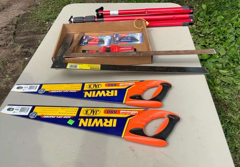 2 hand saws 2 carpenter squares & work light