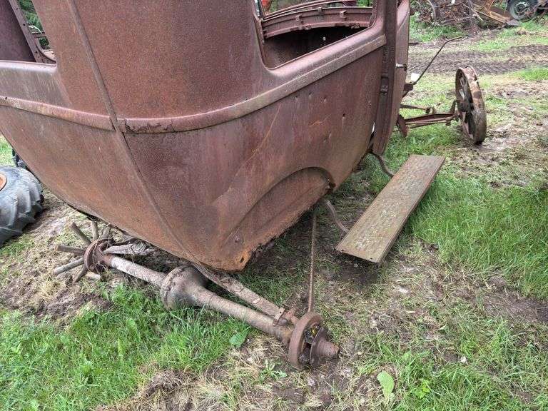 Ford model T Frame, Engine and driveline with body tub and extra fenders(Bo