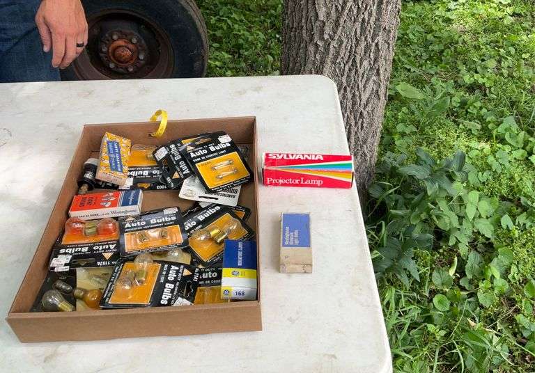 Flat of misc electrical supplies