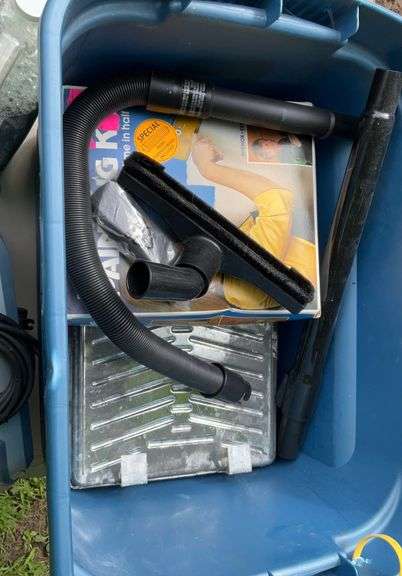 Tote of car vac's & misc