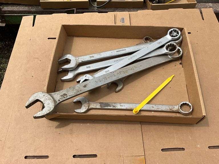 Flat of large standard combination wrenches