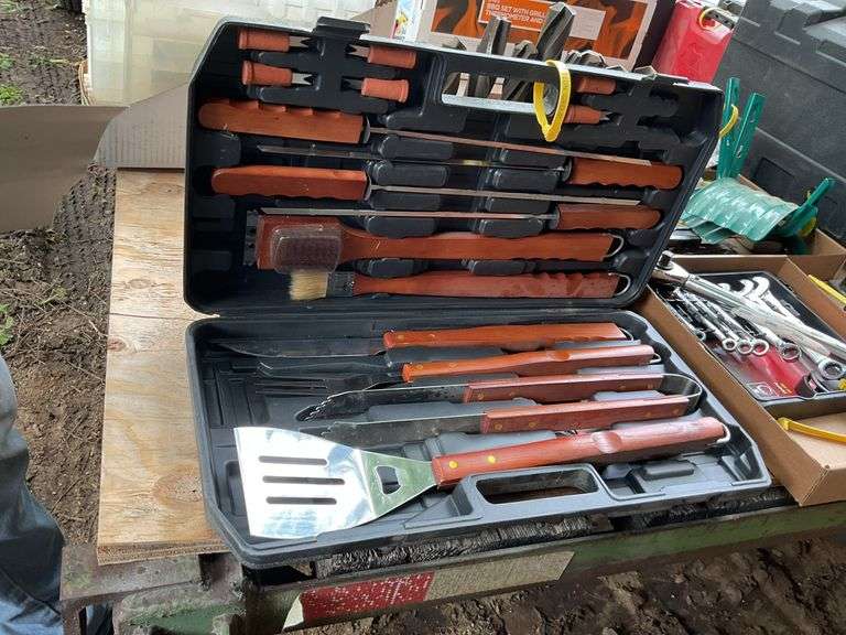 BBQ tool set in case