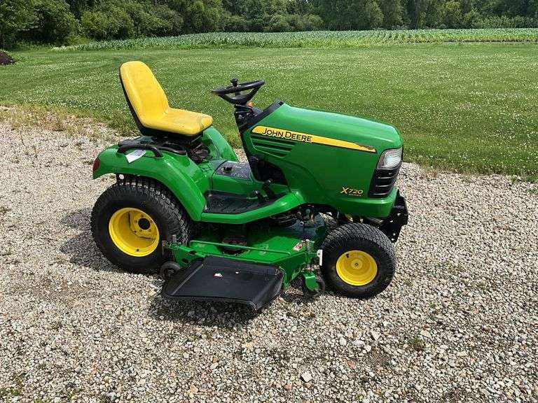 2007 John Deere X720 Ultimate Garden Tractor,Hydraulic Lift, 72” 7 Iron Com