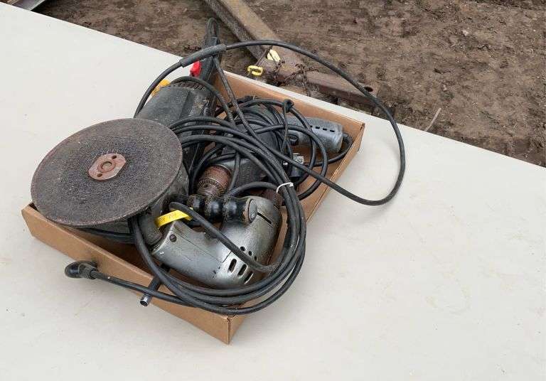 Flat of 2 drill drivers, grinder