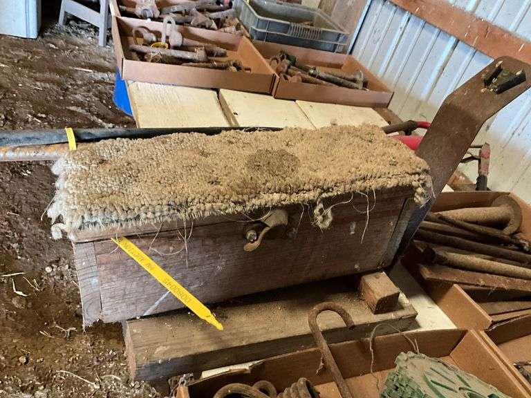 Box of chain saw chains