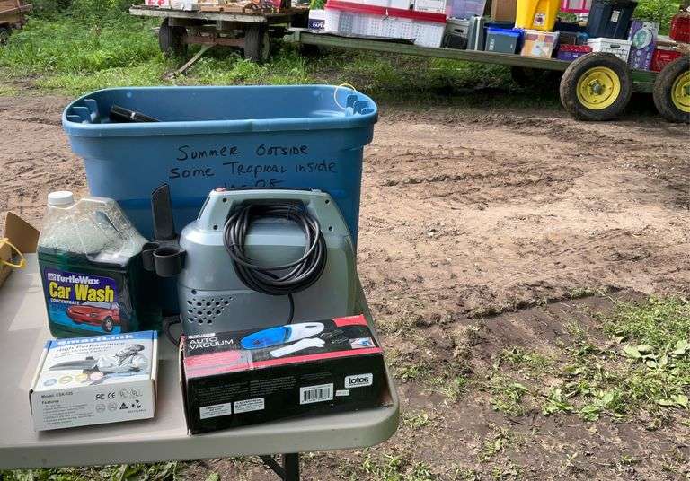 Tote of car vac's & misc