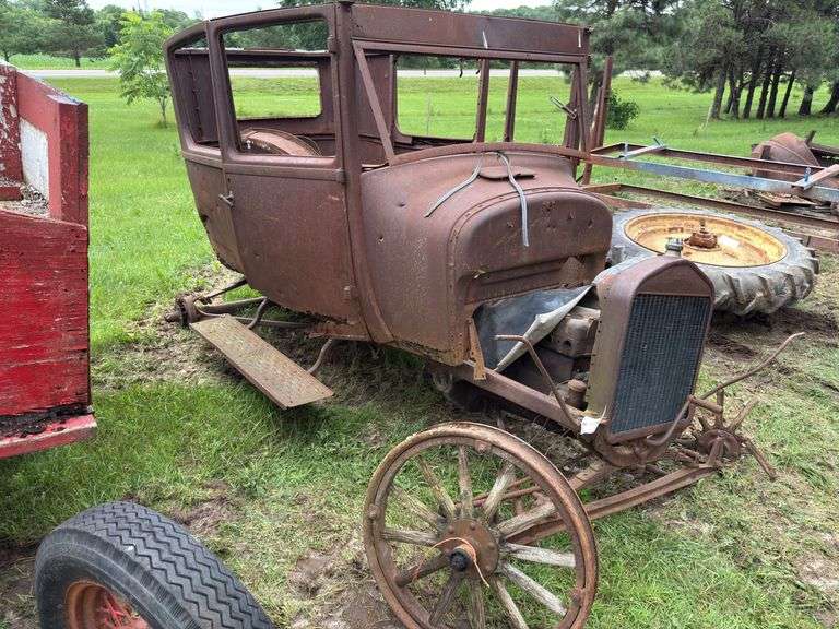 Ford model T Frame, Engine and driveline with body tub and extra fenders(Bo