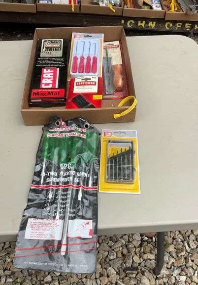 Flat of magmats, file guide & files;  grip on magnetized 6 pc screwdriver s
