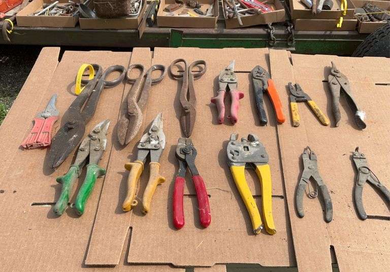 Flat of tin snips