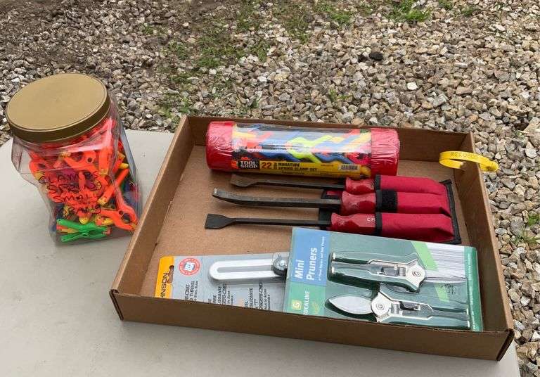 Flat of craftsman pry bars, mini pruners, 22 pc mini spring clamp set