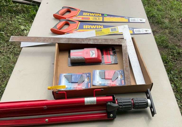 2 hand saws 2 carpenter squares & work light