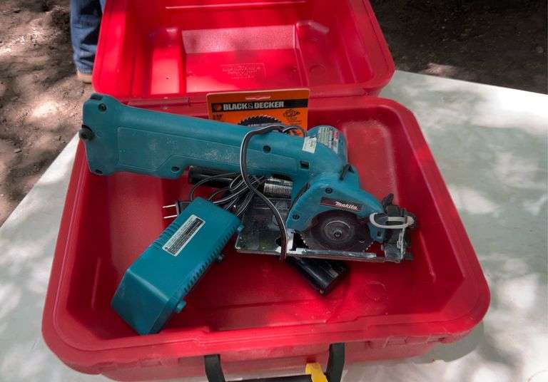 Makita 12V mini saw in craftsman case