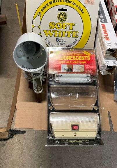 2 flats of misc lightbulbs