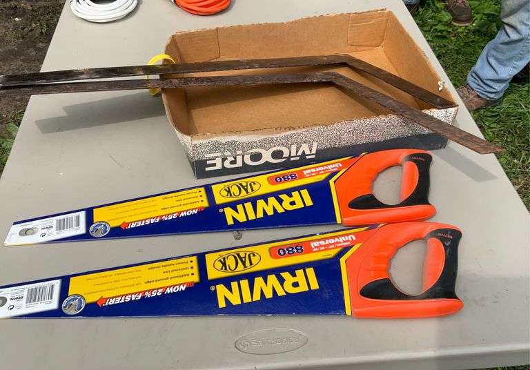 Flat of 2 hand saws & 2 carpenter squares
