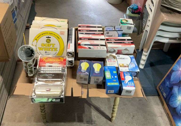 2 flats of misc lightbulbs