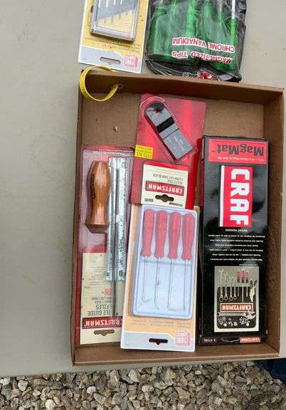 Flat of magmats, file guide & files;  grip on magnetized 6 pc screwdriver s