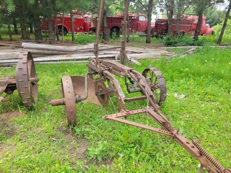 John Deere Single Bottom Steel Wheeled Pull Type Plow with Coulter, Manual 