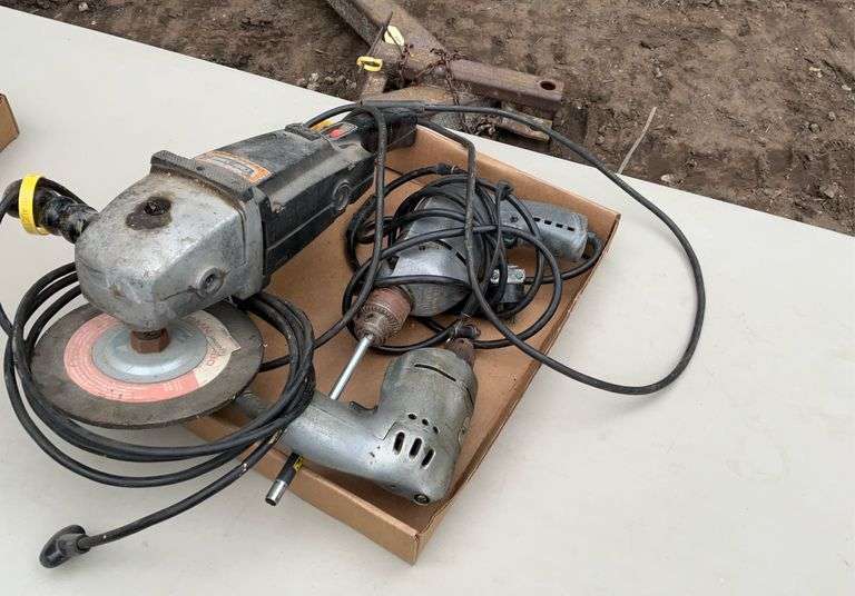 Flat of 2 drill drivers, grinder