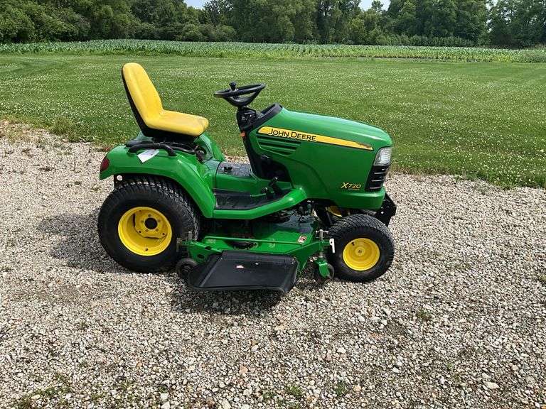 2007 John Deere X720 Ultimate Garden Tractor,Hydraulic Lift, 72” 7 Iron Com