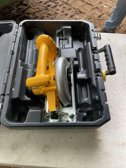 Dewalt battery powered circular saw, saw only