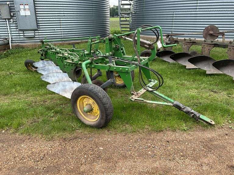 John Deere 4x14 Pull Type, Hydraulic Lift, Coulters