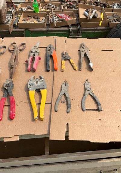 Flat of tin snips