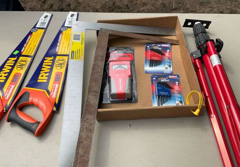 2 hand saws 2 carpenter squares & work light