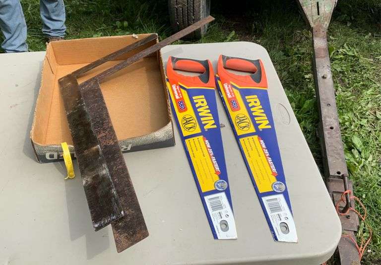 Flat of 2 hand saws & 2 carpenter squares