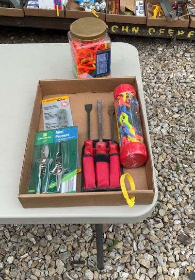 Flat of craftsman pry bars, mini pruners, 22 pc mini spring clamp set
