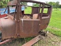 Ford model T Frame, Engine and driveline with body tub and extra fenders(Bo