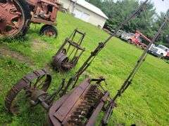 John Deere Single Bottom Steel Wheeled Pull Type Plow with Coulter, Manual 